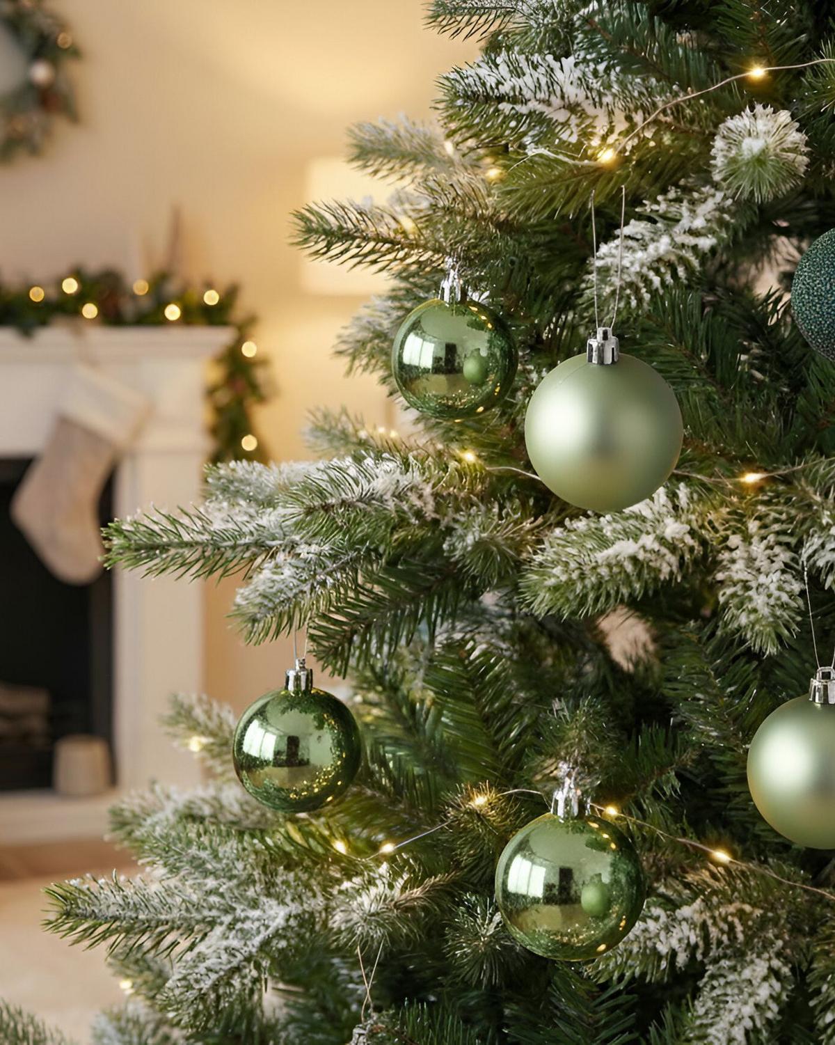 WEIHNACHTSKUGEL 60er Set Grün Tyin - Silberfarben/Grün, Kunststoff (6/7/6cm) - Beliani