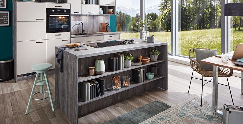 Rustikal-edles Flair: Wohnküche und Kücheninsel in Holznachbildung mit weißen Fronten und modernen Elektrogeräten von mömax.