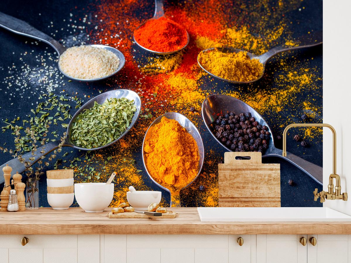 FOTOTAPETE für Küche Gewürzlöffel Orientalisch Curry Kurkuma Pfeffer 150x105 - Beige/Rot, Papier (150/105cm) - Muralo