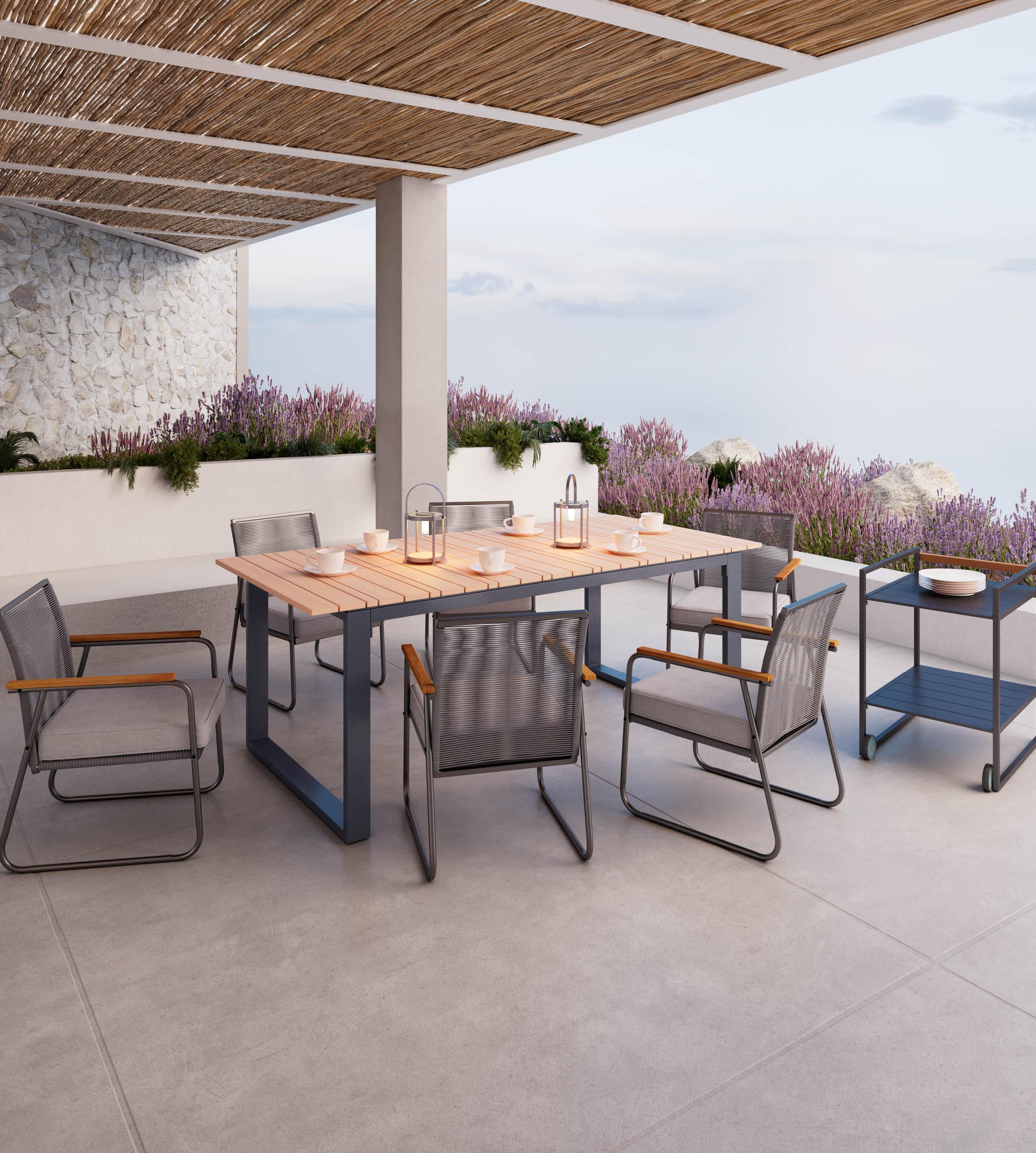 Gartentisch aus Holz mit grauen Stühlen aus Metall