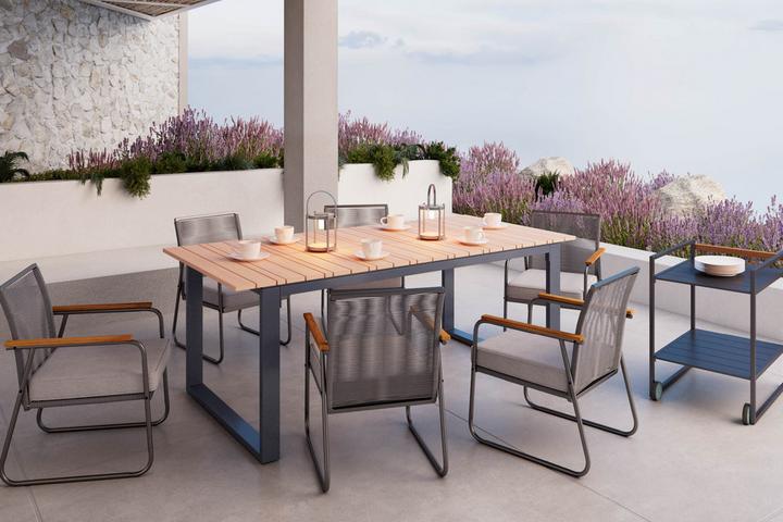 Gartentisch aus Holz mit grauen Stühlen aus Metall