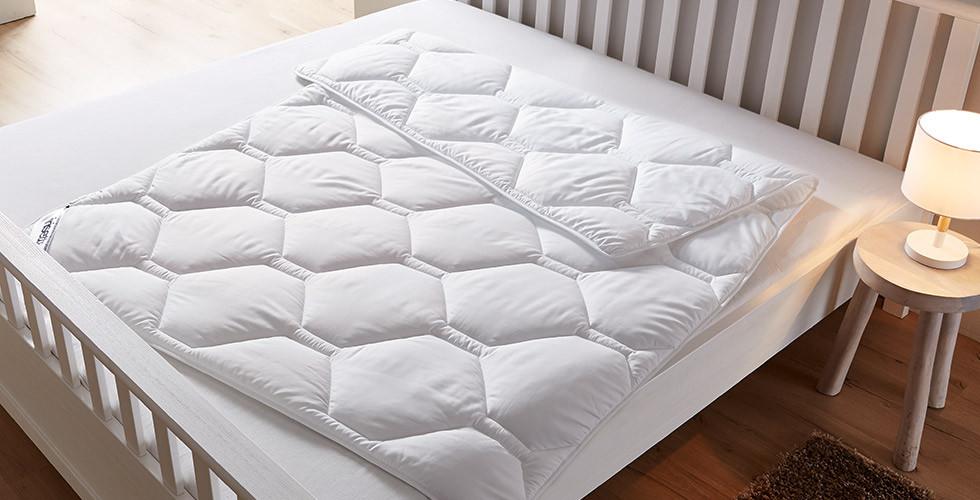 Leichte und Anschmiegsame Sommersteppdecke auf Mikrofaser von mömax.