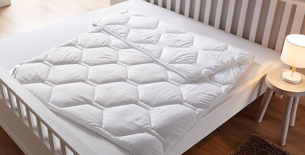 Leichte und Anschmiegsame Sommersteppdecke auf Mikrofaser von mömax.