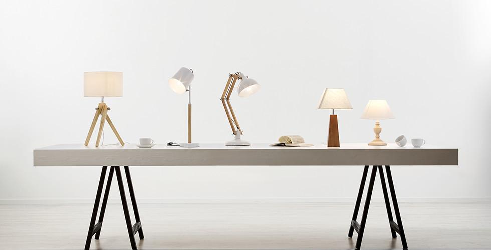 Große Auswahl an Tischleuchten bei mömax: von der Nachttischlampe bis zur Schreibtischlampe.