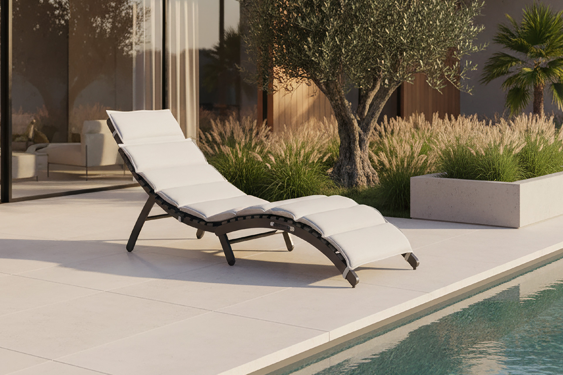 Helle Gartenliege mit schwarzem Gestell vor Pool