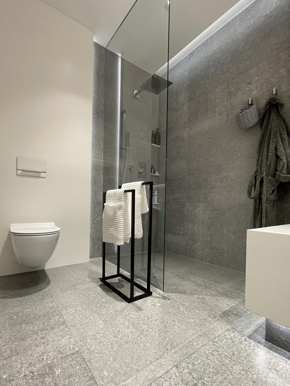 HANDTUCHSTÄNDER Stahl schwarz 45x85 cm Recreo - Schwarz, Metall (45/85/21cm) - Beliani