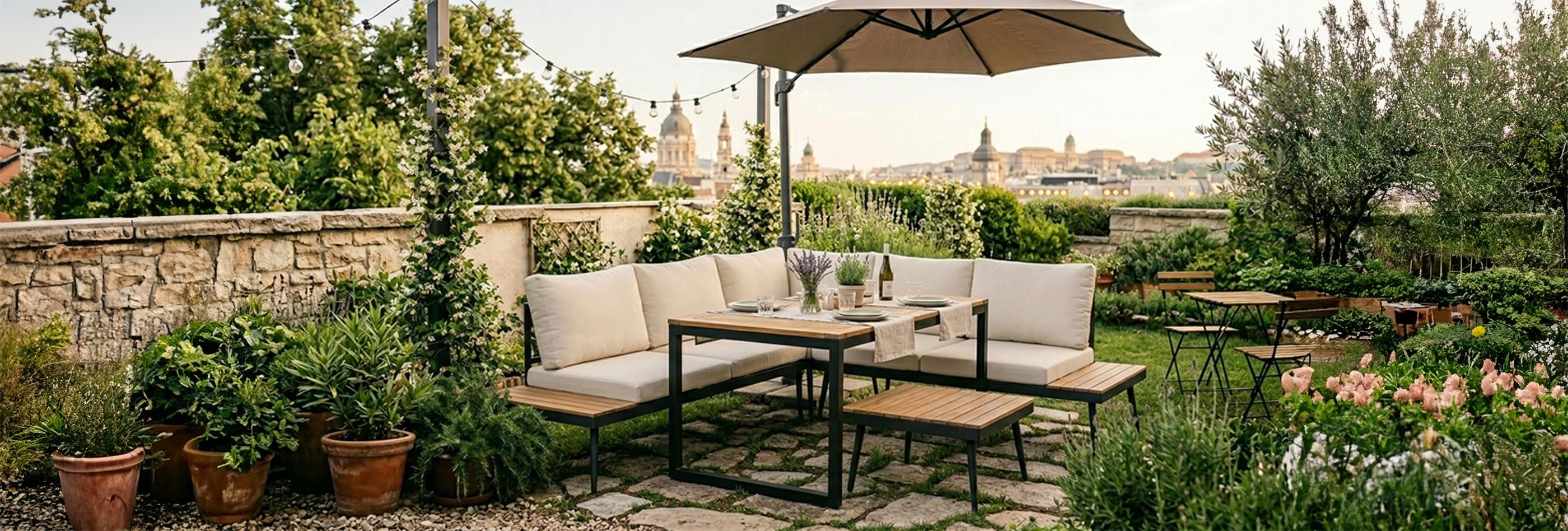 Hangulatos budapesti tetőterasz panorámás kilátással a városra, középen modern kerti kanapéval és ebédlőasztallal.