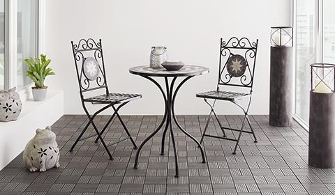 Platzsparendes Balkonset aus Metall und attraktiven Elementen mit Mosaik aus Zement und Glas.