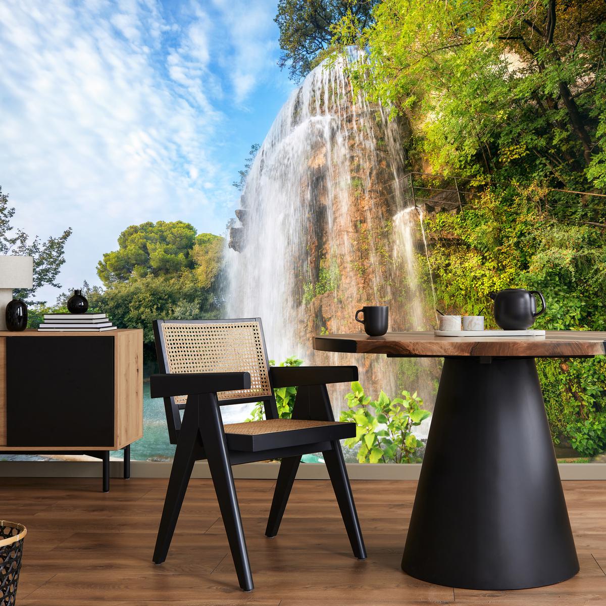 FOTOTAPETE für Wohnzimmer Wasserfall Nizza Felsen Pflanzen Bäume 500x350 - Blau/Beige, Papier (500/350cm) - Muralo