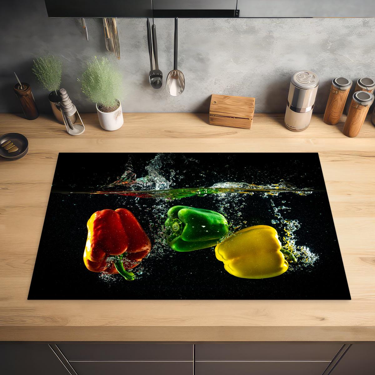 HERDABDECKPLATTE Paprika - Gemüse - Wasser - Schwarz - Rot - Grün - Gelb Induktionsschutz 81.6x52.7 cm - Multicolor, Kunststoff (81.6/52.7/0.2cm) - MuchoWow