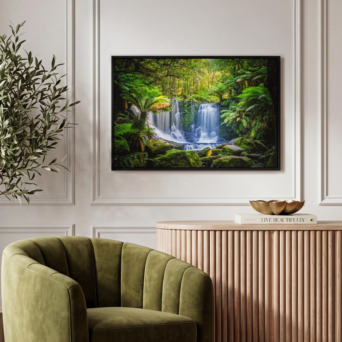 LEINWAND Bilder mit Rahmen - Dschungel - Wasserfall - Australien - Pflanzen - Natur - 60x40 - Dunkelgrün, Textil (60/40cm) - MuchoWow