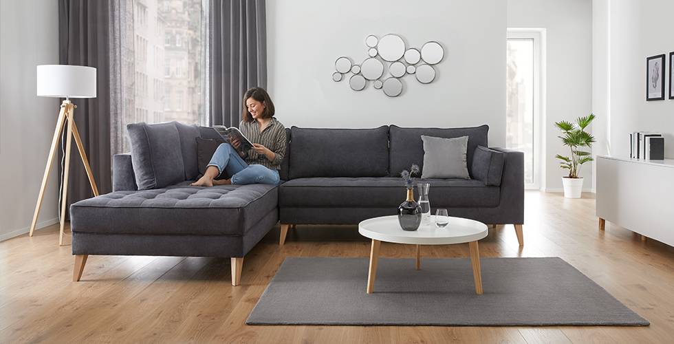 Dunkelgraue Couch aus Stoff und Holzfüssen von mömax.