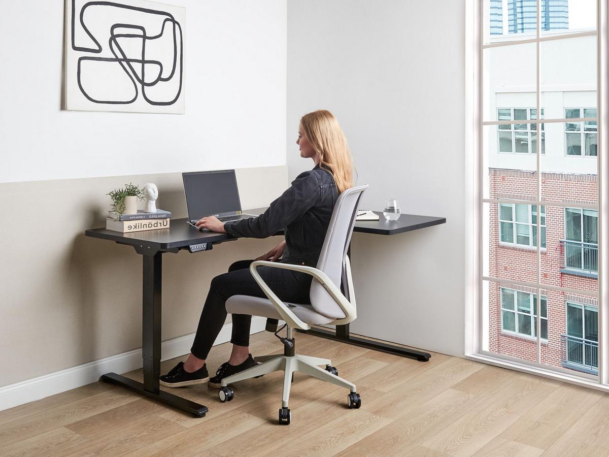 SCHREIBTISCH 160x60 cm elektrisch Schwarz Destines - Schwarz, Holzwerkstoff (109/160/60cm) - Beliani