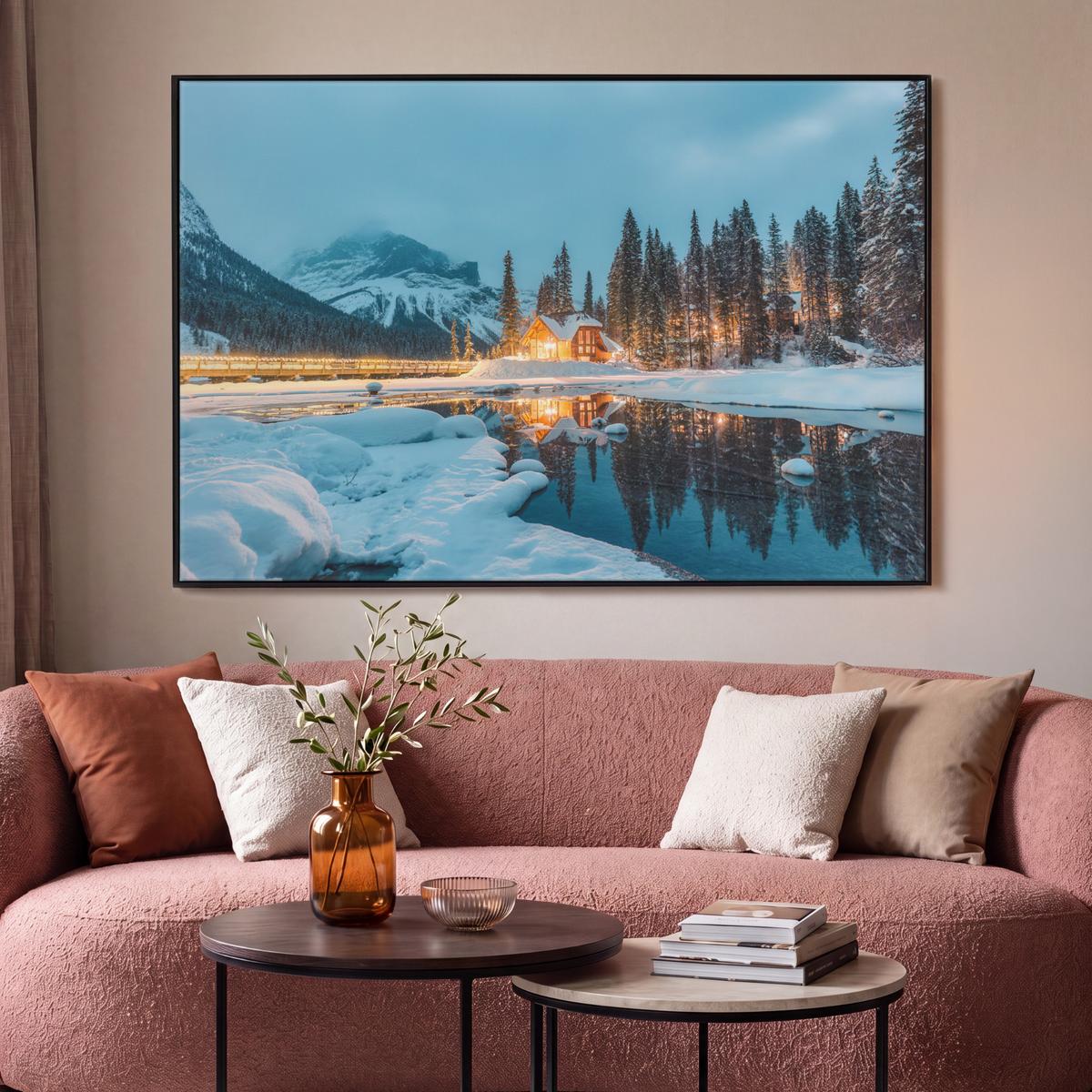 LEINWAND Bilder mit Rahmen - Winterlandschaft - Natur - Haus - Berge - Schnee - 140x90 - Hellblau, Textil (140/90cm) - MuchoWow
