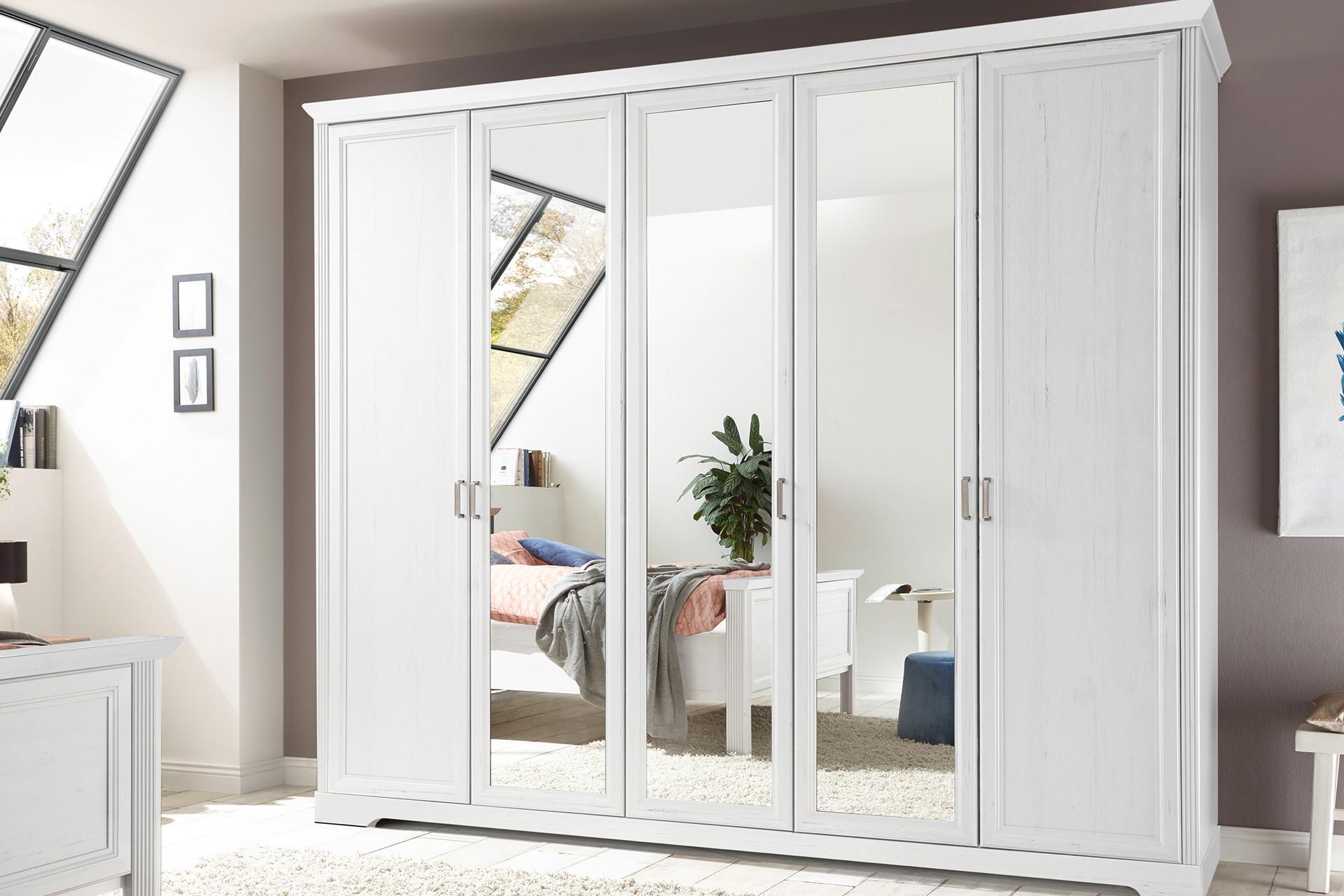 Weißer Kleiderschrank aus Holz mit viel Stauraum von moemax.png