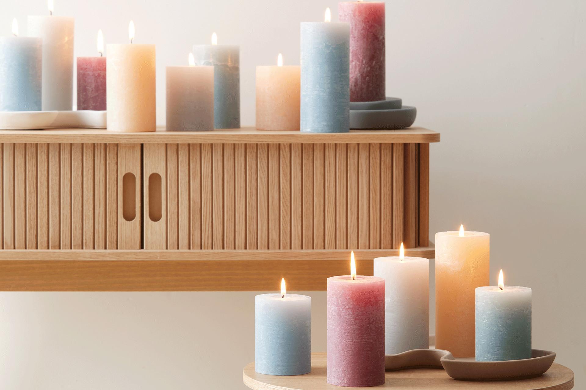 Stumpenkerzen in verschiedene Farben bei mömax
