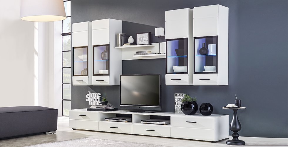 Edle Wohnwand mit Tv-Element, Wandboard und Hängeschränken in Weiß einfach online kaufen bei mömax.