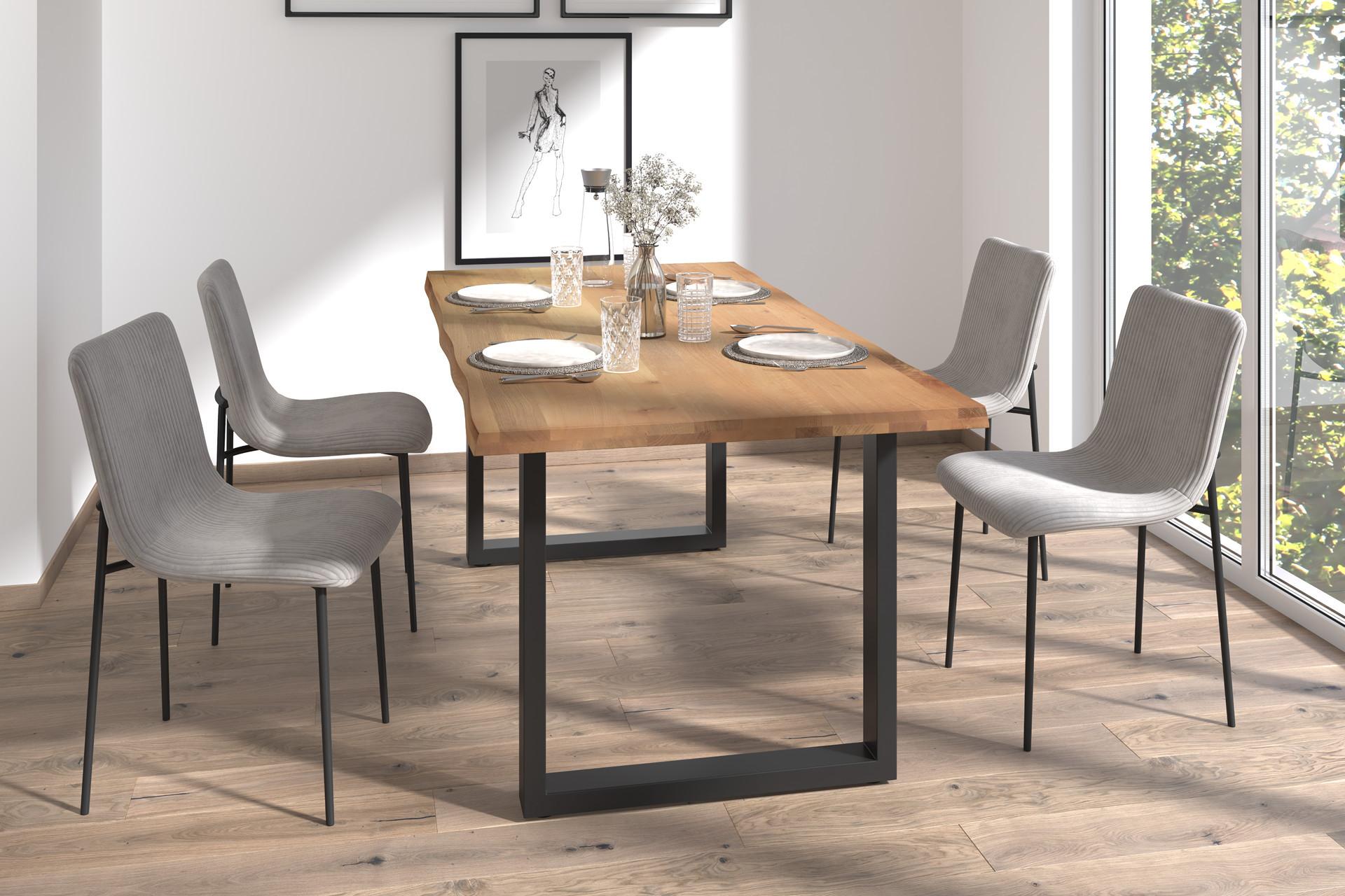 Esstisch aus Holz mit Beinen aus schwarzem Metall, hellgraue Cord-Stühle