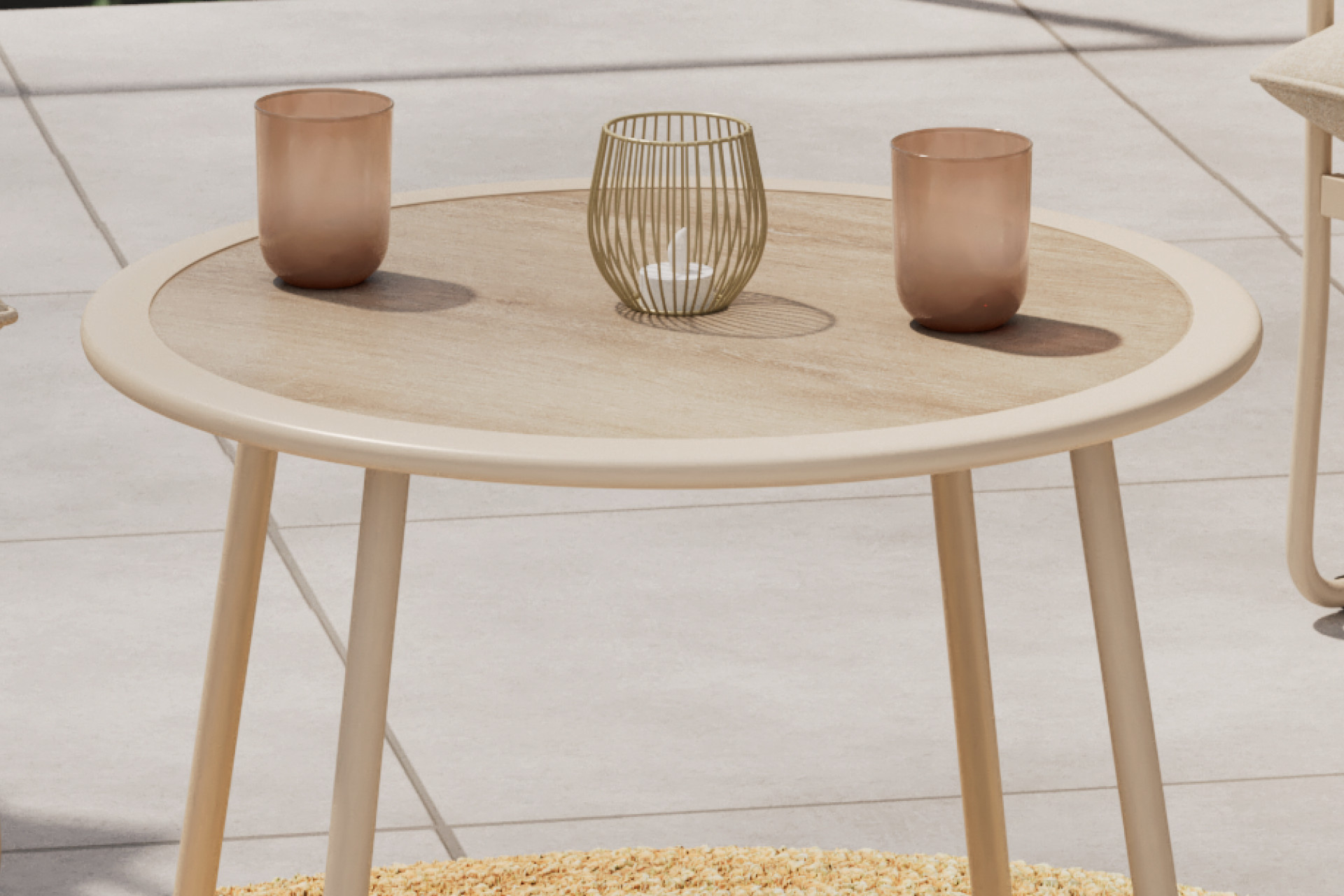 Balkonset Beige Tisch rund Gestell Stahl Rundrohrbeine Tischplatte Kunststoff 