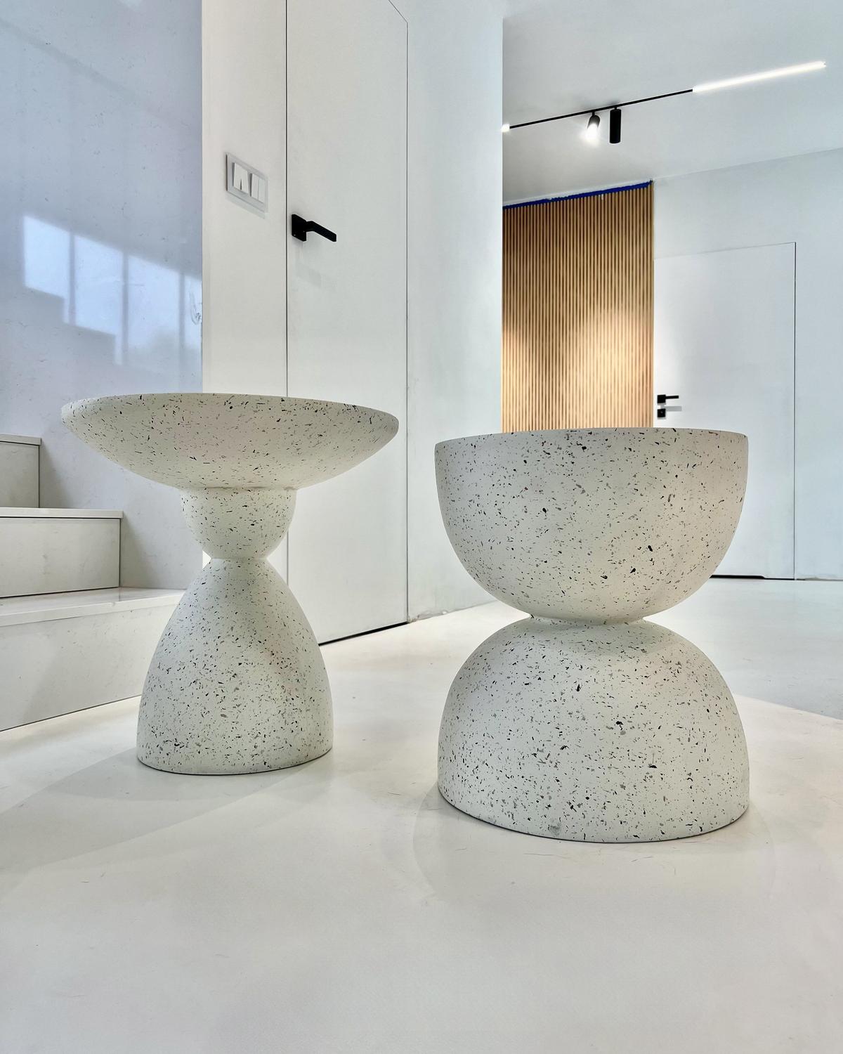 BEISTTELLTISCH Beton cremeweiß Terrazzo Optik rund 40 cm Caoria - Weiß, Stein (40/40/46cm) - Beliani