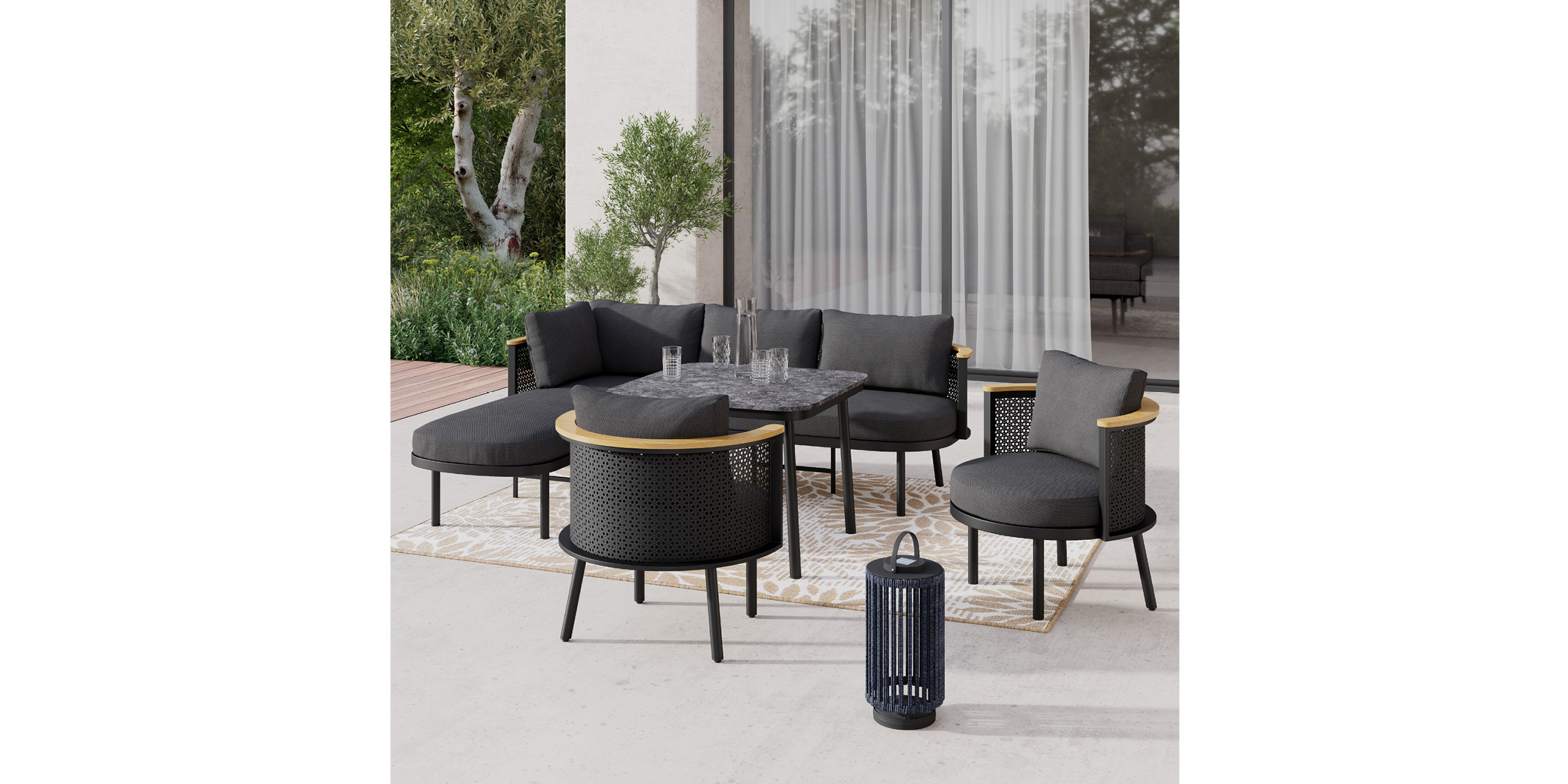 Dunkle Loungegarnituren mit grauen Auflagen, Loungesessel, hoher Tisch