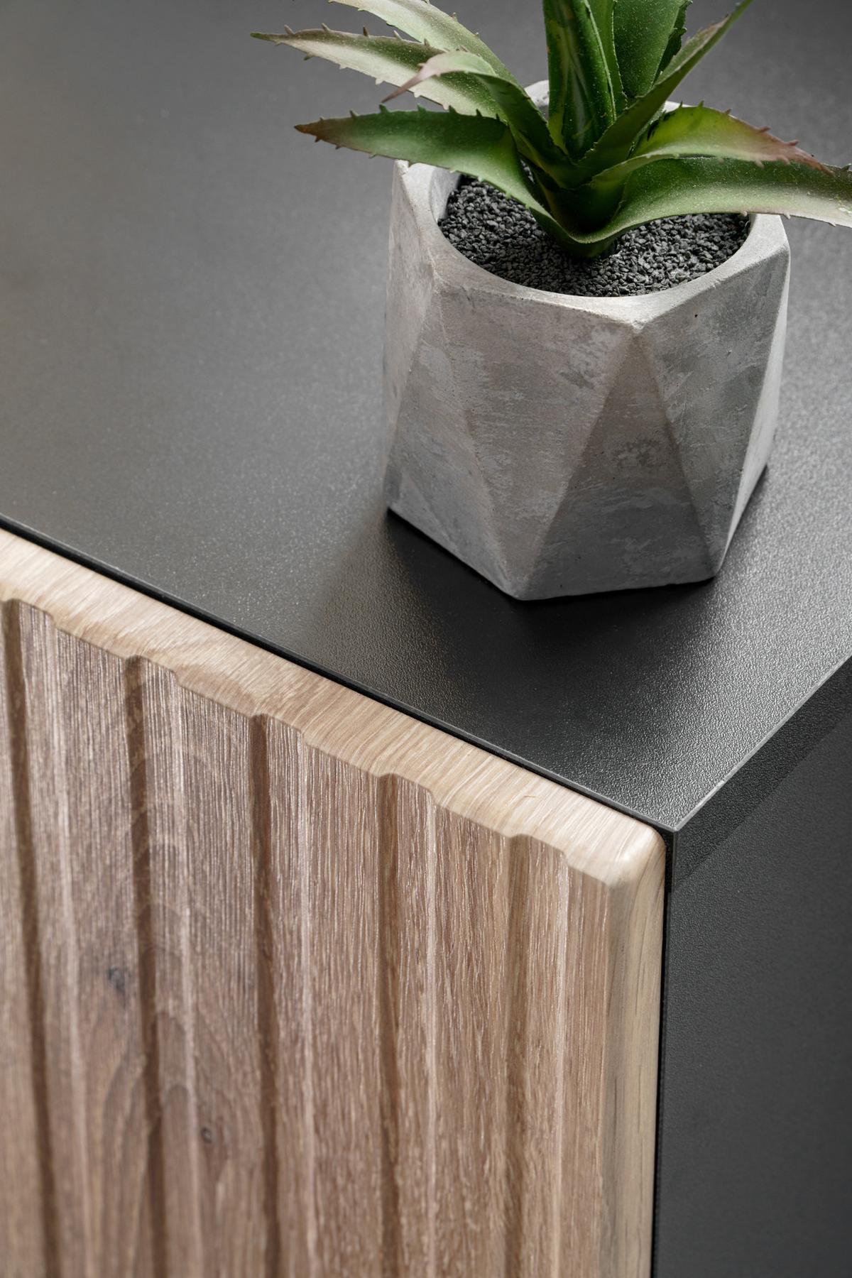TV-LOWBOARD schwarz, Vicking Eiche, Marmor schwarz 160 x 42 cm, TV Unterteil mit Ethanol Kamin - Eichefarben/Schwarz, Holzwerkstoff/Kunststoff (160/42/45cm) - Inn.Furn