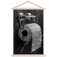 POSTER MIT MAGNETLEISTEN WC - Toilettenpapier - Schwarz und weiß - Glitter Deko Wohnzimmer 40x60 cm - Silberfarben, Textil (40/60/0.15cm) - MuchoWow