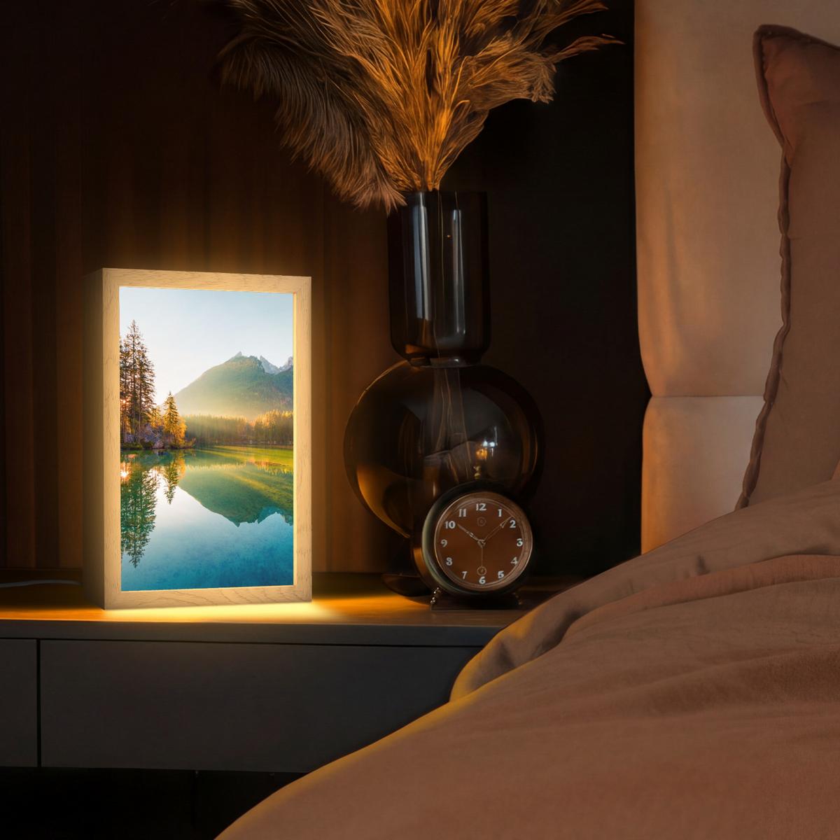 TISCHLEUCHTE See - Wald - Berge - Natur - Sonne - Landschaft 20x30 cm - Currygelb, Holzwerkstoff (8/20/30cm) - OnlyWow