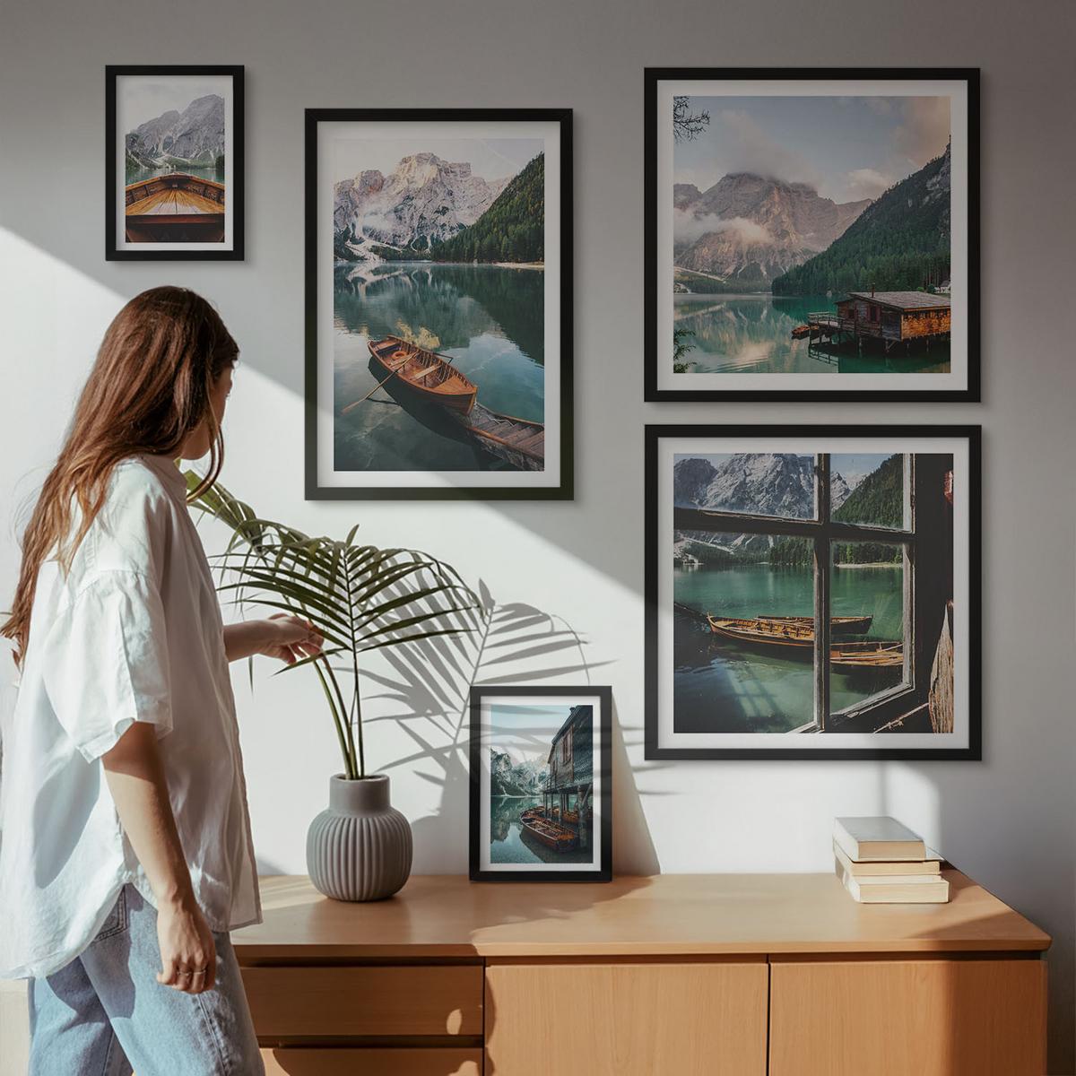 BILDER SET 5er Set - 50x50 cm & 20x30 cm & 40x60 cm Schwarzer Rahmen - See, Berge, Boote, Hütte, Fenster - Schwarz, Kunststoff (40/60cm) - TULUP