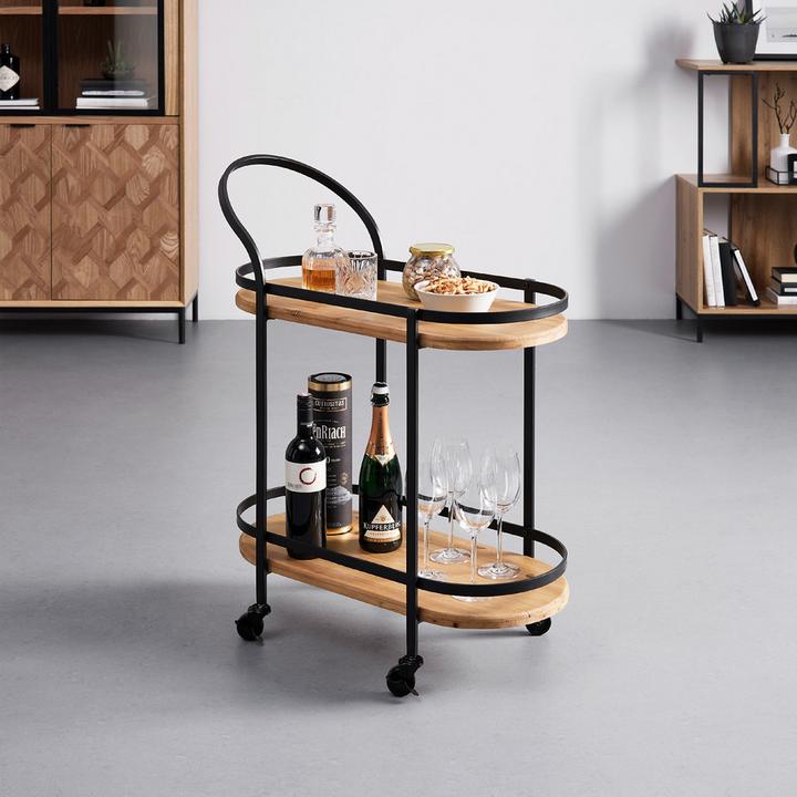 Servierwagen mit Weinflaschen und Weingläsern