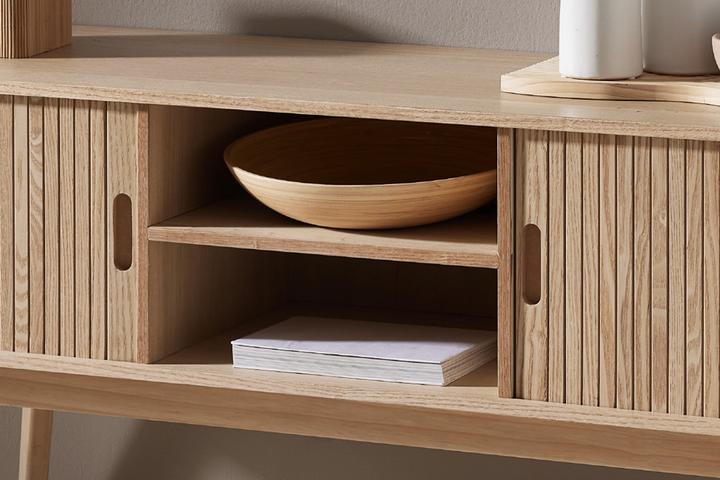 Lowboard Esche furniert 2 Schiebetüren in Lamellenoptik 2 Einlegeböden