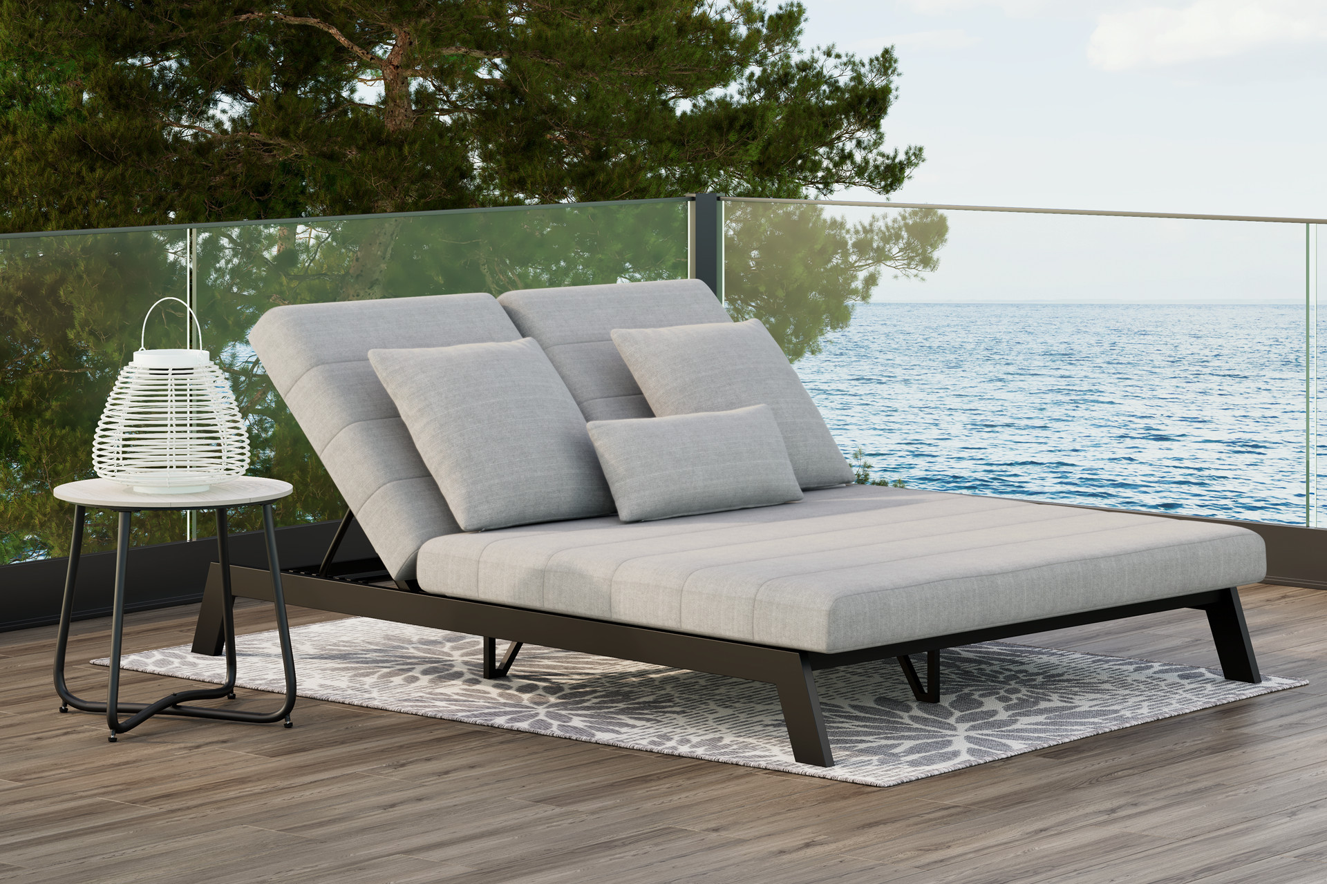 Schwarze Liege mit grauer Auflage auf Terrasse 