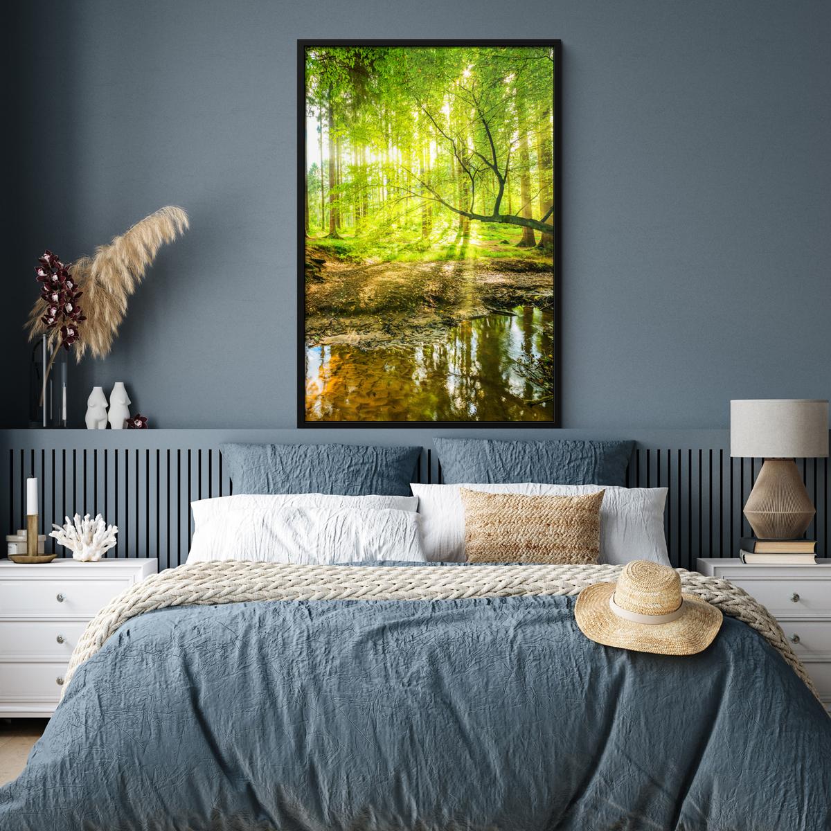 POSTER MIT RAHMENGERAHMTES BILD Wald - Landschaft - Wasser - Bäume - Sonne - Grün - Natur Bilderleiste 80x120 cm - Grün, Papier (80/120cm) - MuchoWow