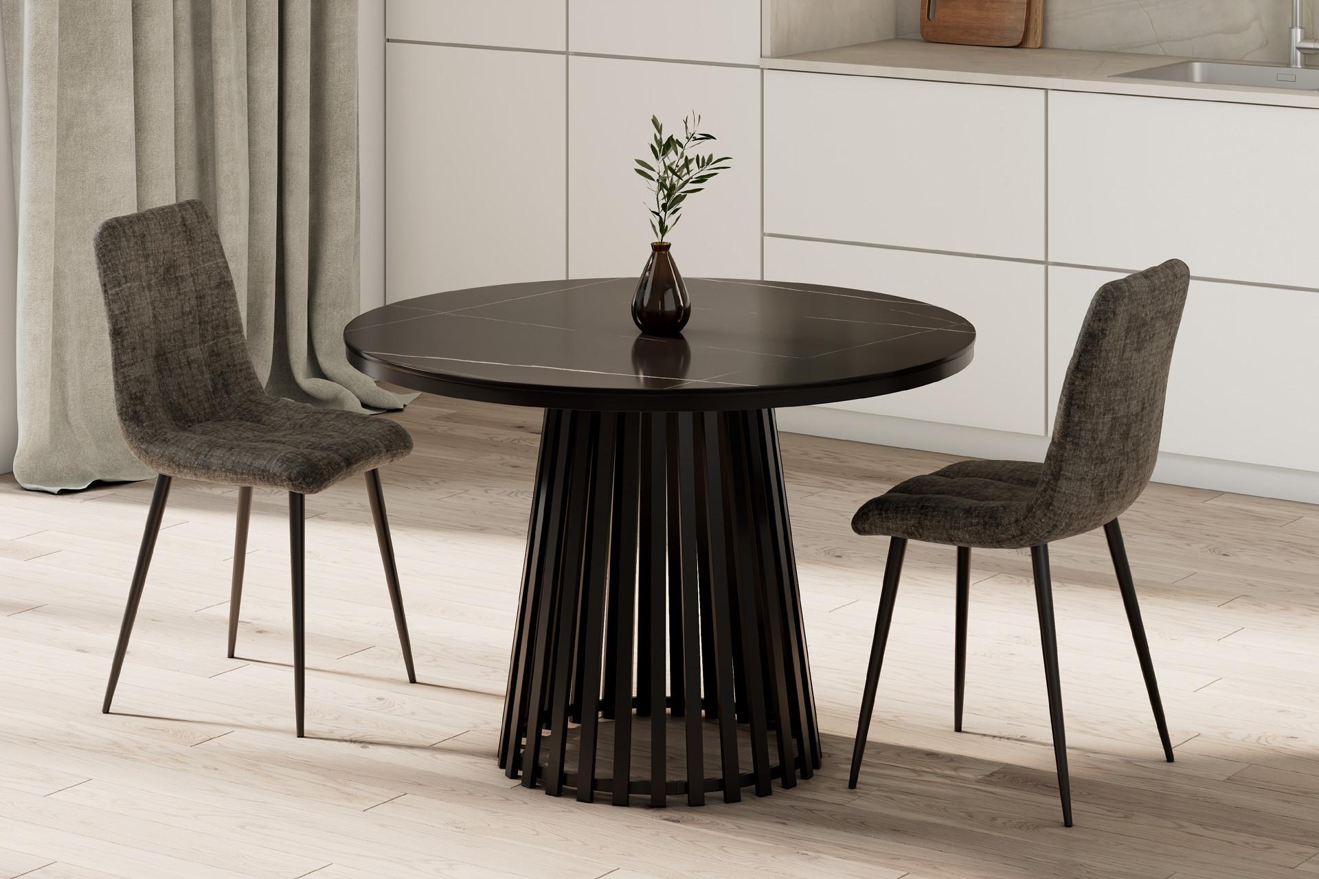 Schwarzer runder Esstisch mit zwei grauen Stühlen