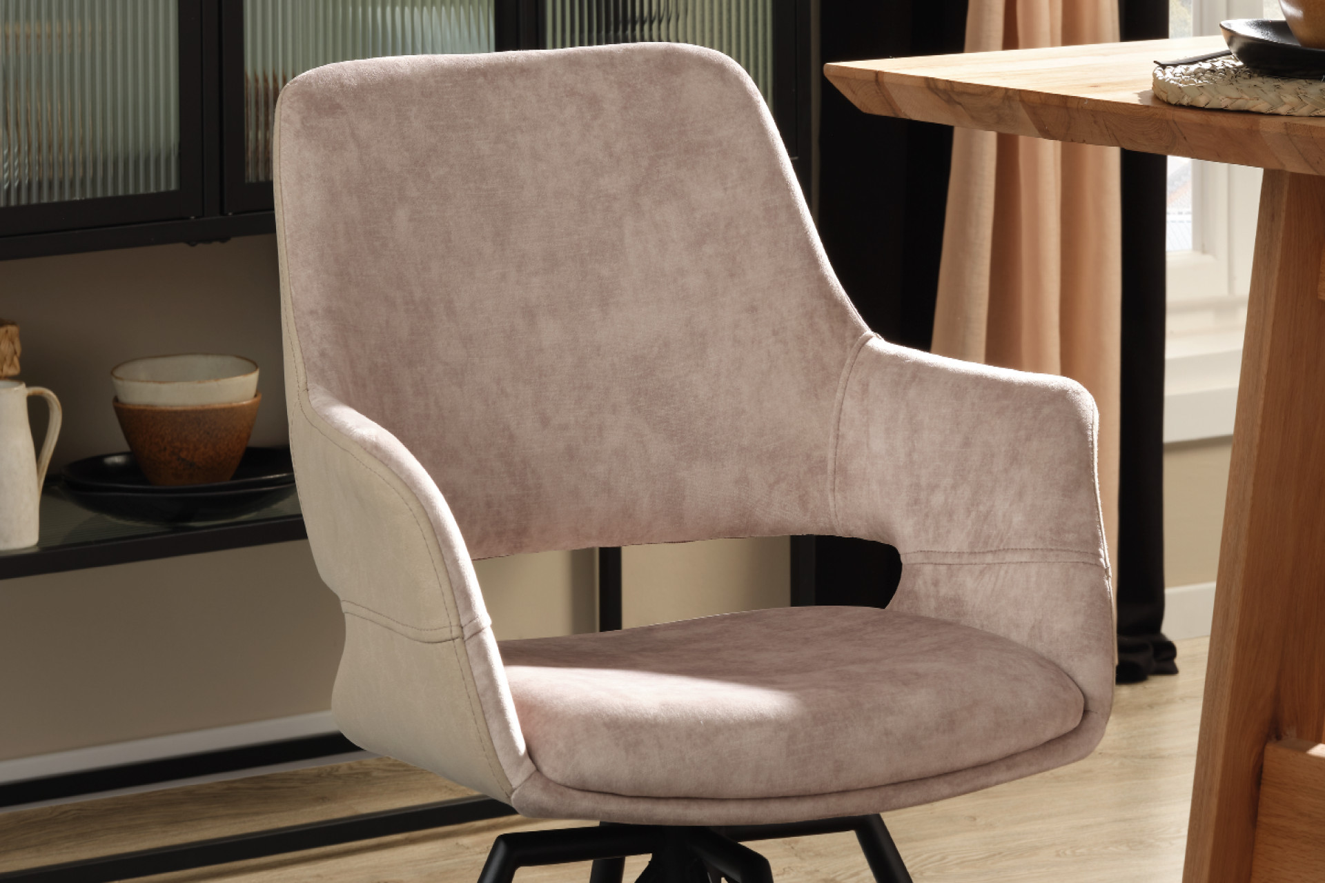 Armlehnstuhl beige Bezug Samt Schaumstoffpolsterung Rückenlehne unten offen Sitzfläche 360° drehbar