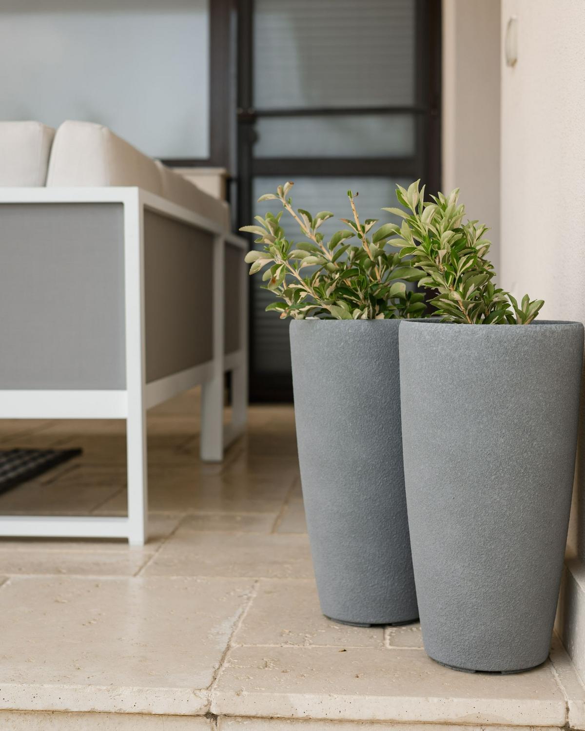 BLUMENKÜBEL 2er-Set grau rund 23/23/42 cm Abdera - Grau, Stein (42cm) - Beliani