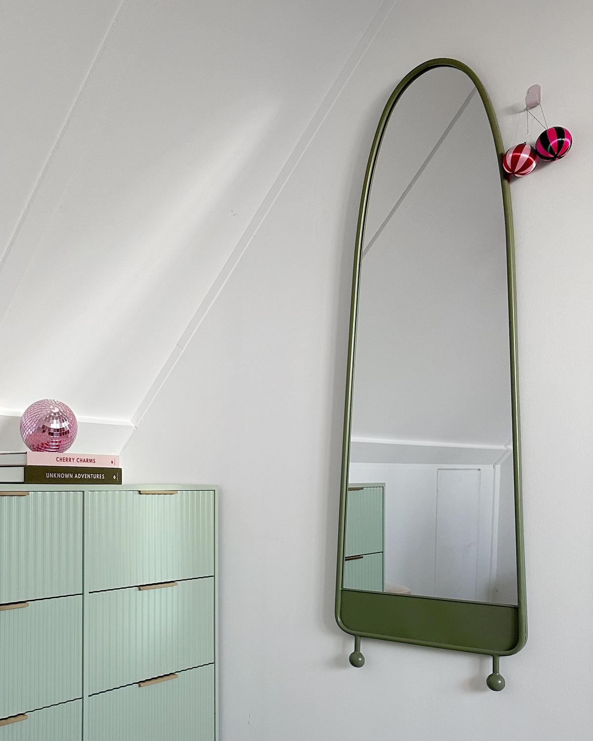 WANDSPIEGEL Metall grün 45/146 cm Parnay - Grün, Metall (45/146/3cm) - Beliani