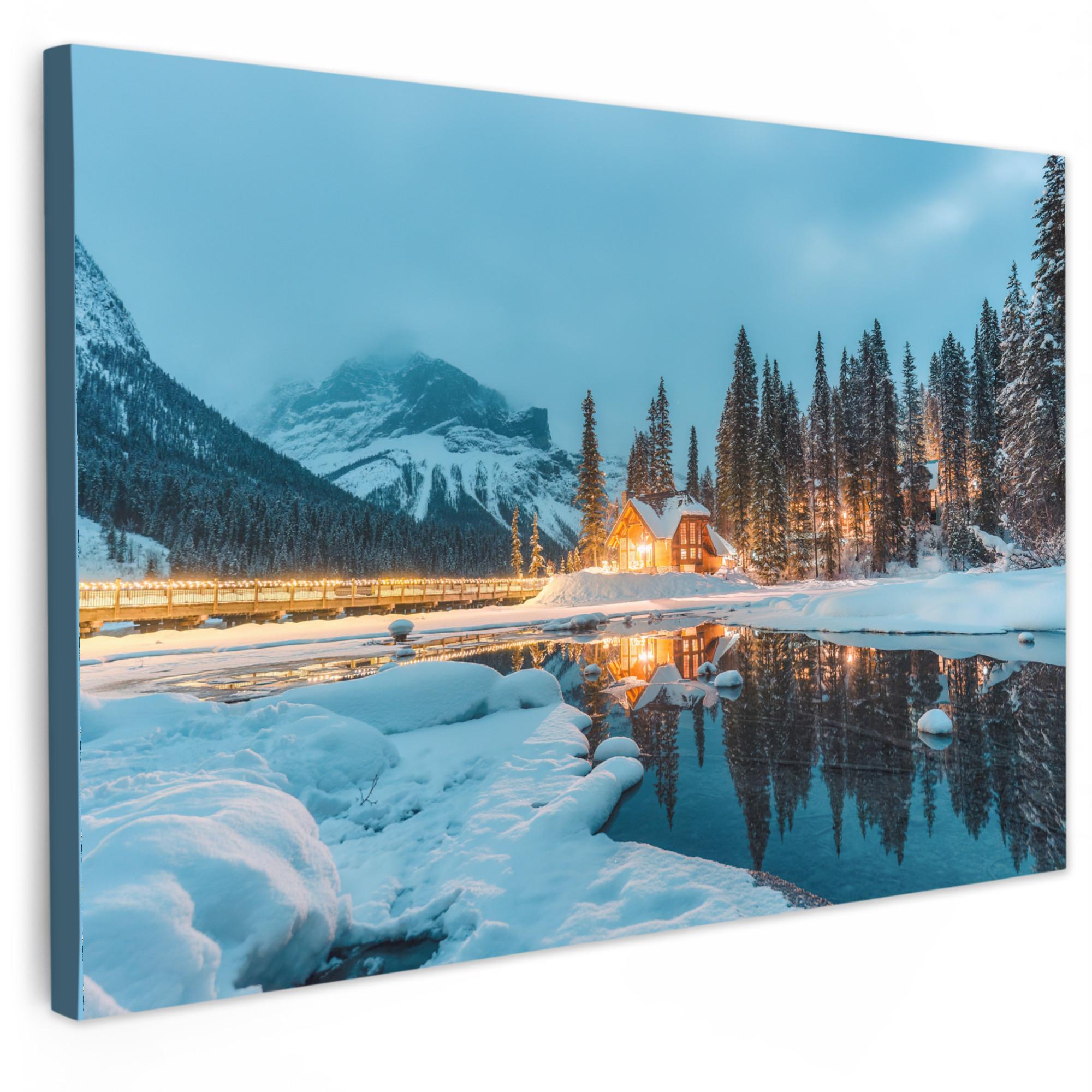 LEINWANDBILD Winterlandschaft - Natur - Haus - Berge - Schnee Gemälde 60x40 cm - Hellblau, Textil (60/40cm) - MuchoWow