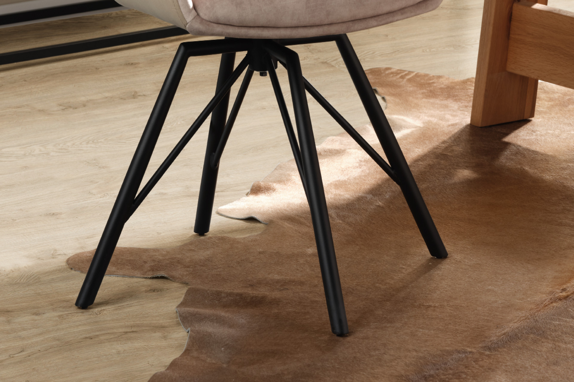 Armlehnstuhl Stuhlbeine Schwarz Eisen pulverbeschichtet Stativgestell 