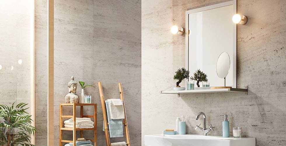 Moderne Wandleuchte in Edelstahl für das Badezimmer bei mömax.