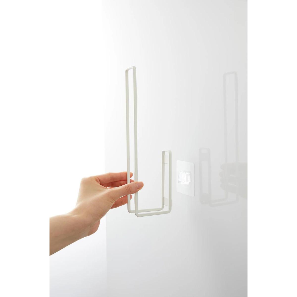 TOILETTENPAPIERHALTER mit Saugnapf – H25 cm - Weiß, Kunststoff (7.7/25/4.5cm) - Yamazaki