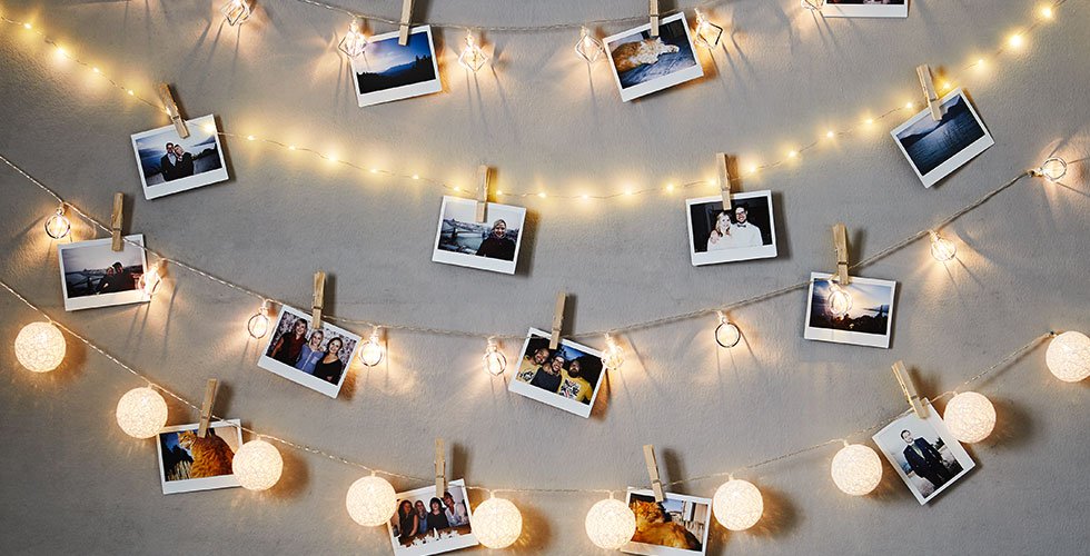 Mit den LED-Lichterketten von mömax bringt man jede Wand zum leuchten.