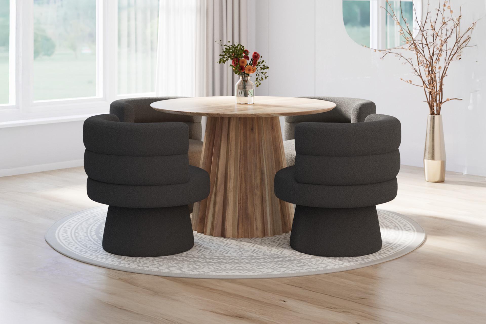 Schwarze Armlehnstühle, runder Esstisch aus Holz, runder Webteppich
