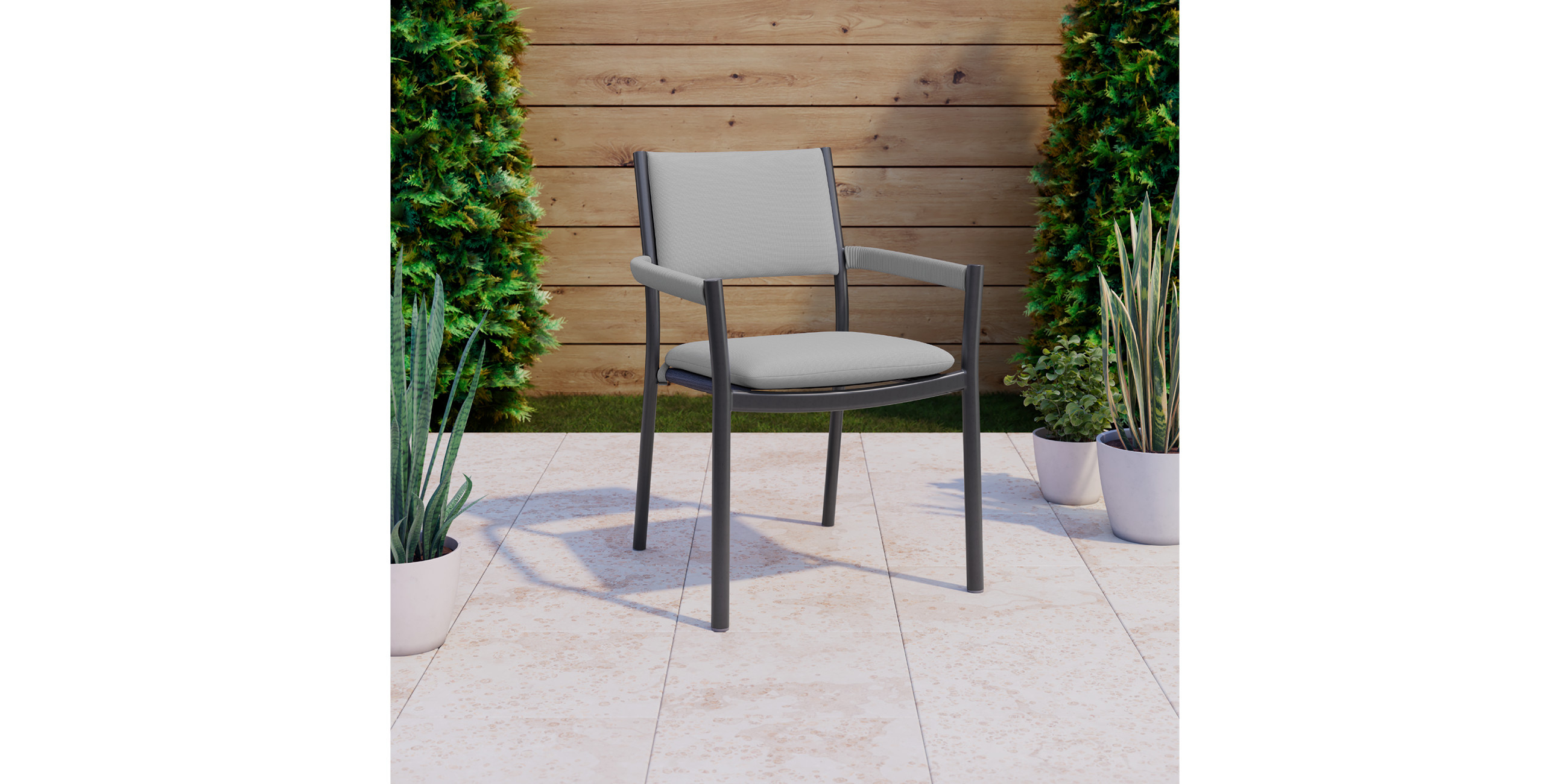 Grauer Gartenstuhl mit hellgrauer Sitzfläche und Rückenlehne