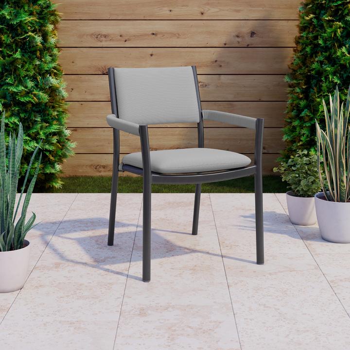 Grauer Gartenstuhl mit hellgrauer Sitzfläche und Rückenlehne