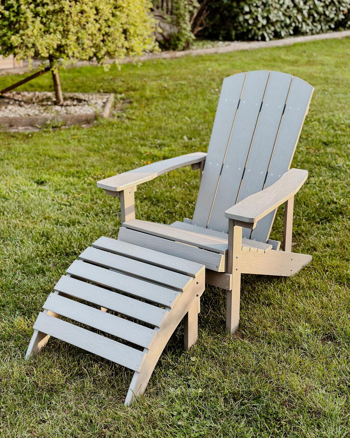 GARTENSTUHL mit Fußhocker Kunstholz hellgrau Adirondack - Hellgrau, Kunststoff (75/88/88cm) - Beliani