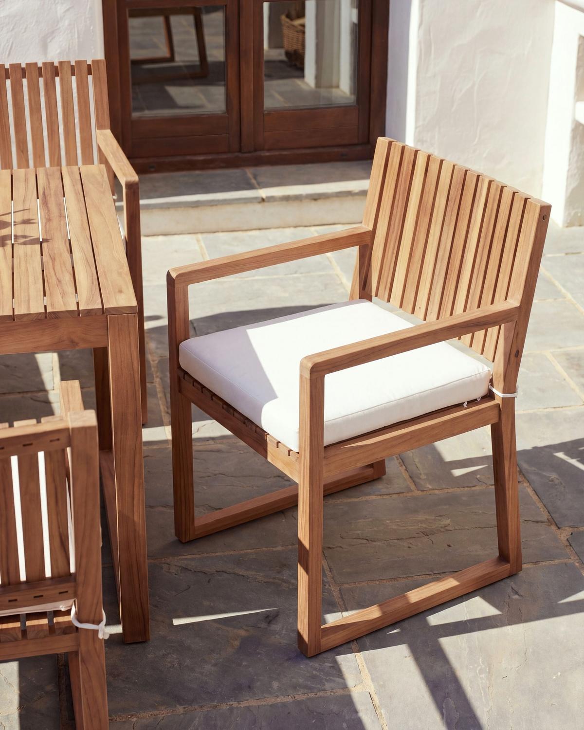STUHL 8er-Set und Sitzkissen zertifiziertes Akazienholz Cremeweiß Sassaro II Premium - Hellbraun, Holz (54/80/59cm) - Beliani