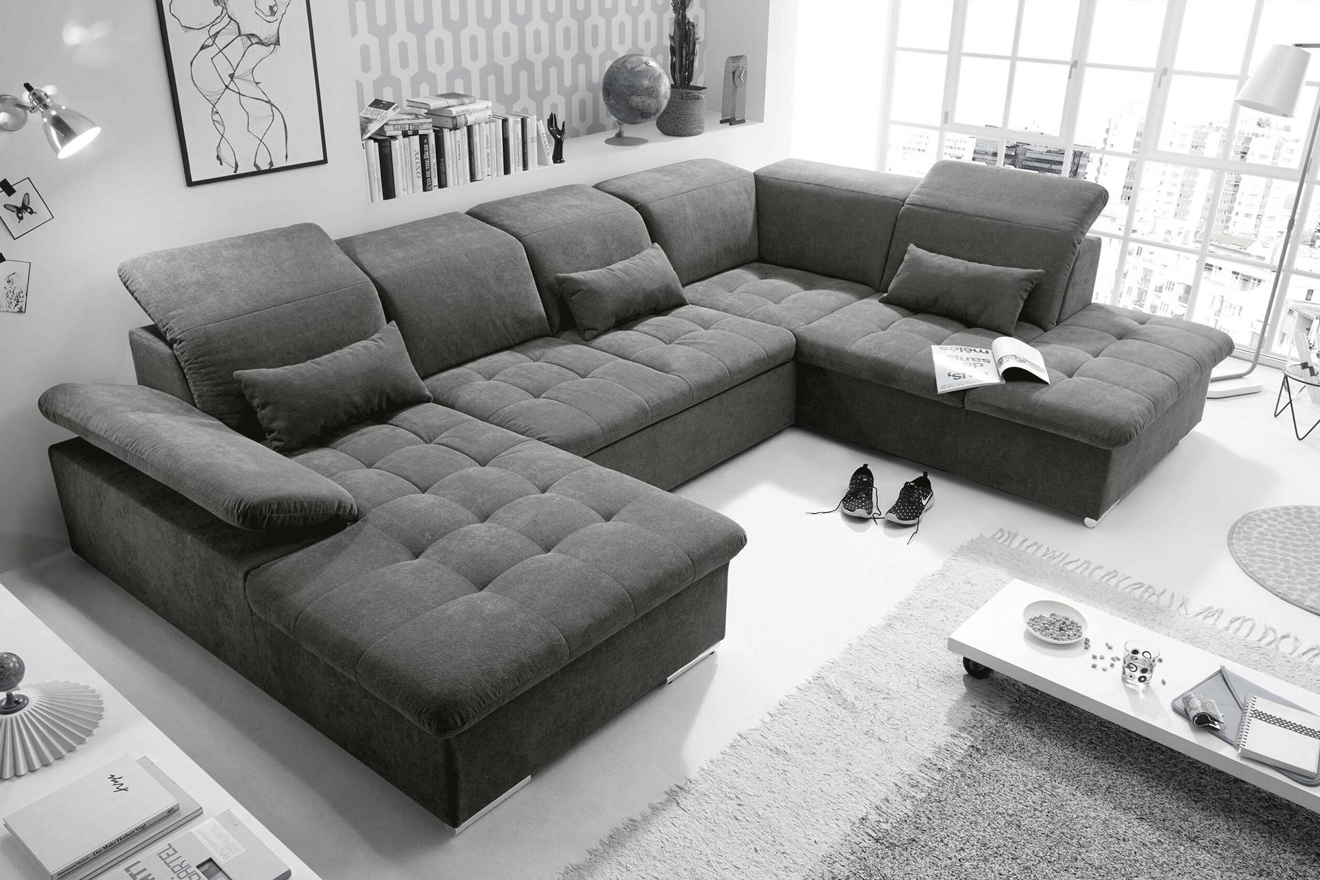 Dunkelgraue Wohnlandschaft in U-Form mit Kissen