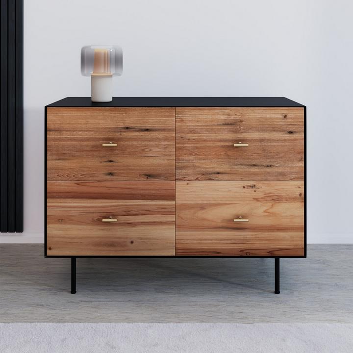 Kommode aus Holz mit schwarzen Metallfüßen
