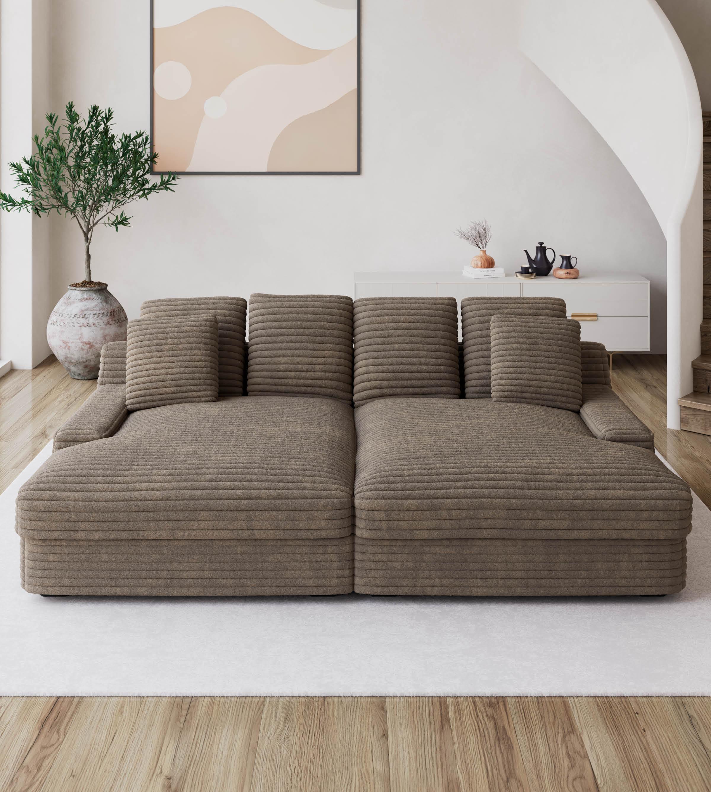 Braunes großes Sofa in beigem Wohnzimmer 